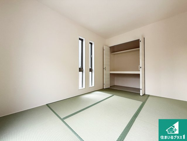 ◆堺市西区浜寺船尾町西　第2期　新築一戸建ての和室|一室あると便利な和室は客間としてだけでなく、小さなお子様のプレイルームや食後のくつろぎスペースとしてもご利用いただけます。収納もついていますので大活躍間違いなし！