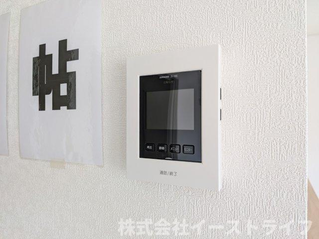 【新築戸建】　いわき市小名浜第10　全5棟のセキュリティ|4号棟写真　テレビモニター付きインターフォンです。玄関のドアを開けることなく来客の顔や声を確認できるため、トラブルの防止につながります。