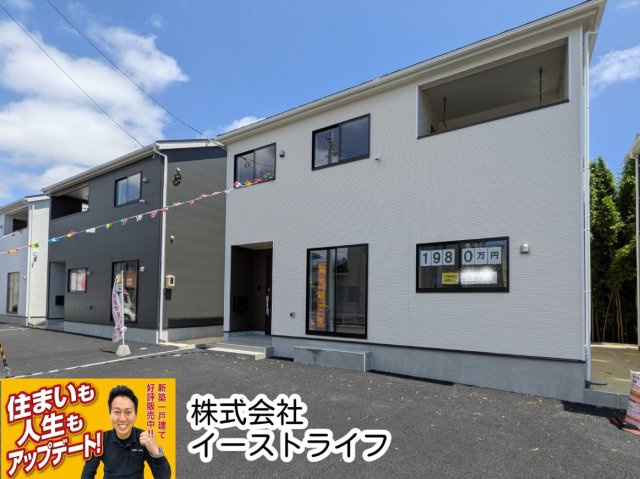【新築戸建】　いわき市小名浜第10　全5棟の外観|3,4号棟外観写真　手前の白い外壁が4号棟、奥の黒い外壁が3号棟になります
