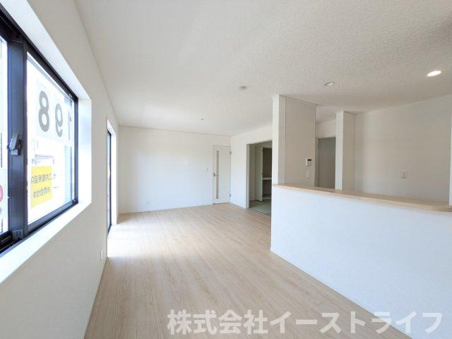 【新築戸建】　いわき市小名浜第10　全5棟の居間・リビング|4号棟写真　広いリビングは、ご家族でゆっくりくつろぎたい方におすすめです。