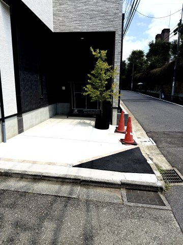 新宿中井２丁目戸建ての駐車場|南向3.5M, 東向5.5M公道に面する

