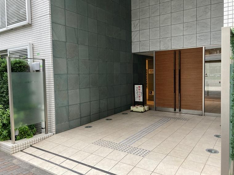 プラウドジェム市ヶ谷のエントランス