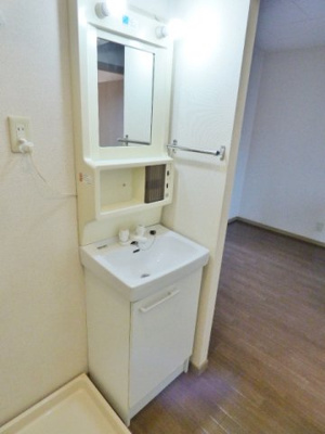 【洗面所】 | サンガーデンＫＯＢＡＹＡＳＨＩ　Ｃ棟 | 独立洗面台があり、朝の支度も足が濡れず便利です！　※掲載画像は同タイプの別室内画像のためイメージとしてご参照ください。