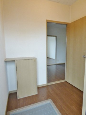 【玄関】 | サンガーデンＫＯＢＡＹＡＳＨＩ　Ｃ棟 | 玄関入ってすぐに扉があり、来客から部屋の中が見えません♪　※掲載画像は同タイプの別室内画像のためイメージとしてご参照ください。