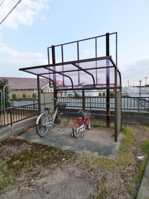 【その他共用部分】 | サンガーデンＫＯＢＡＹＡＳＨＩ　Ｃ棟 | 建物向かって右側に屋根付き駐輪場があります！