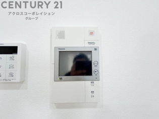 訪問者が来たときにテレビ画面で確認できるため、安心してドアを開けられます。録画機能があるものもあり、留守中に来訪者を記録しておくことができます。利便性が高く、セキュリティ面でも安心です。