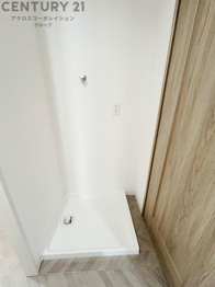 洗濯物の仕分け作業がしやすく、整理整頓が容易になります。洗濯音や湿気を他の部屋に持ち込まず、生活環境を快適に保ちます。上部を活用すれば収納スペースを確保でき洗剤や洗濯用品の整理もしやすくなります。