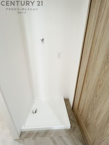 洗濯物の仕分け作業がしやすく、整理整頓が容易になります。洗濯音や湿気を他の部屋に持ち込まず、生活環境を快適に保ちます。上部を活用すれば収納スペースを確保でき洗剤や洗濯用品の整理もしやすくなります。