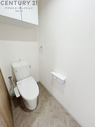 温水洗浄便座付トイレは温水洗浄機能により、暖かい水でおしりを洗浄することができ、冷たい水を使う従来の便座に比べ、温水洗浄機能で暖かいトイレを提供し、快適な使用を可能にします。