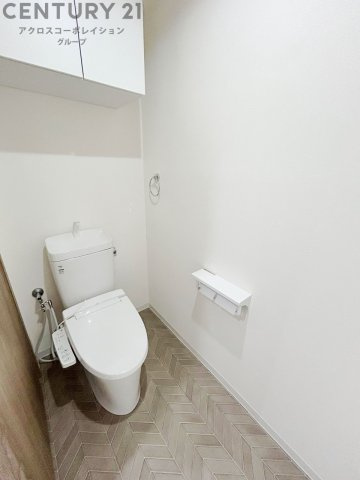温水洗浄便座付トイレは温水洗浄機能により、暖かい水でおしりを洗浄することができ、冷たい水を使う従来の便座に比べ、温水洗浄機能で暖かいトイレを提供し、快適な使用を可能にします。