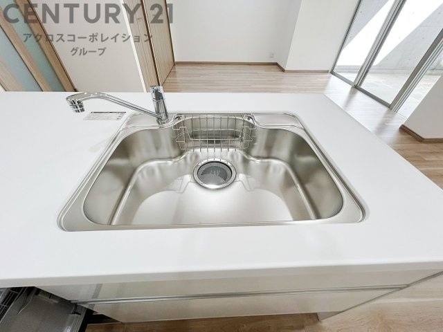 大きなシンクでお鍋などの大きな調理器具を洗う際にも便利です。
