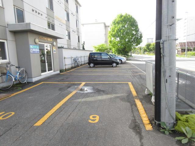 シャルム参番館の駐車場