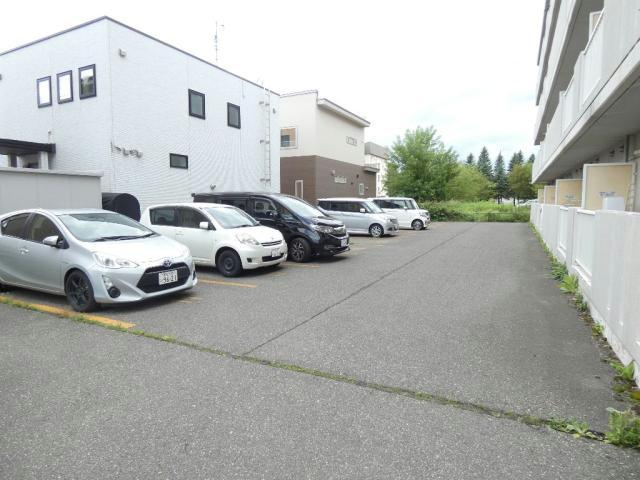 シャルム参番館の駐車場