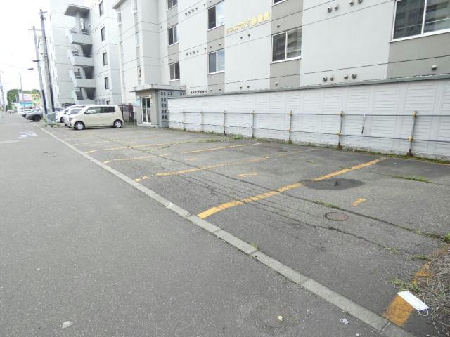 シャルム参番館の駐車場