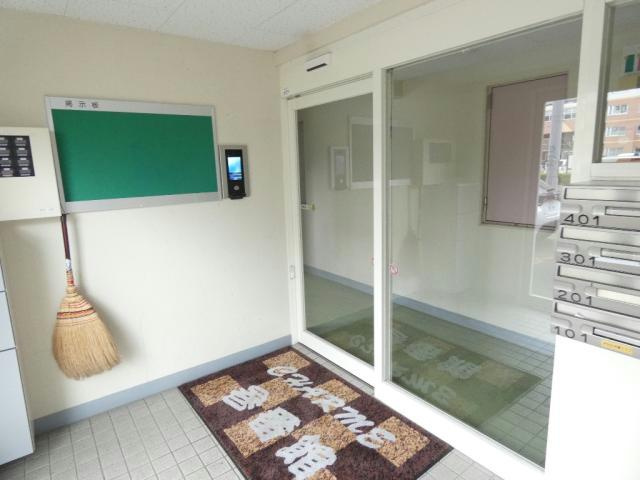 シャルム参番館のエントランス