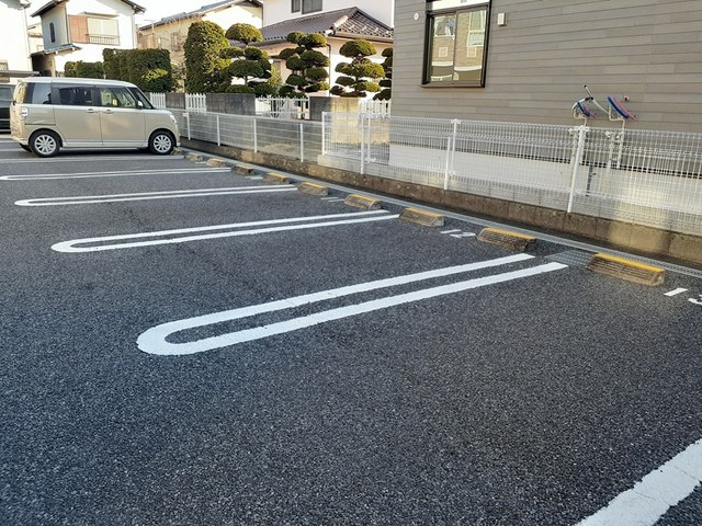 プリムローズK　Bの駐車場