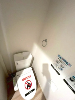 【トイレ】 | 取手市戸頭17期　新築戸建　1号棟 | 温水洗浄便座付きトイレで快適にご利用いただけます。シンプルで清潔感のある空間となっており、毎日気持ちよくお使いいただけます。
