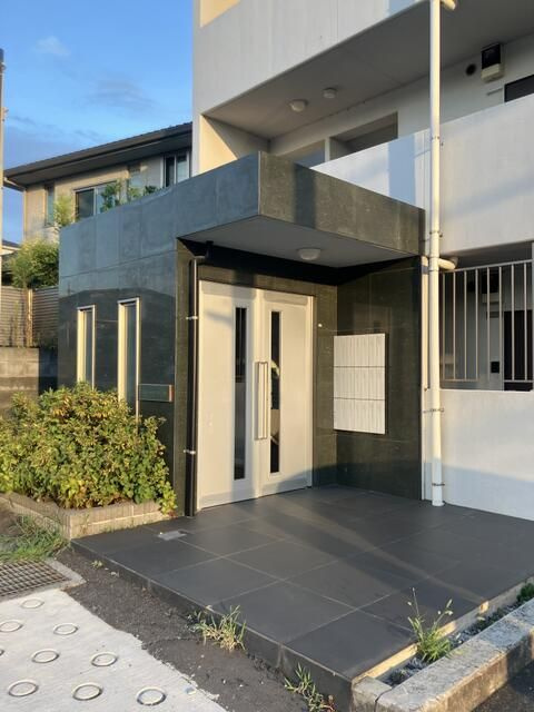 松戸市岩瀬の賃貸マンションのエントランス