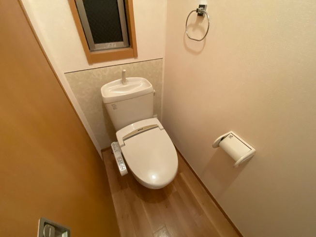 温水洗浄便座付きのトイレです♪