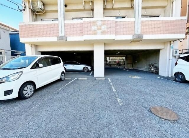 ガーデンハイツ中井の駐車場