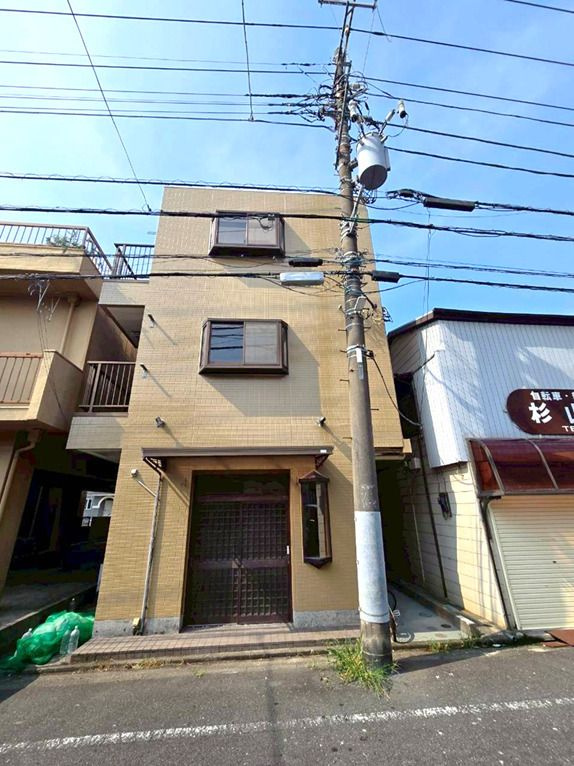 横須賀市安浦町３丁目の賃貸マンションの外観