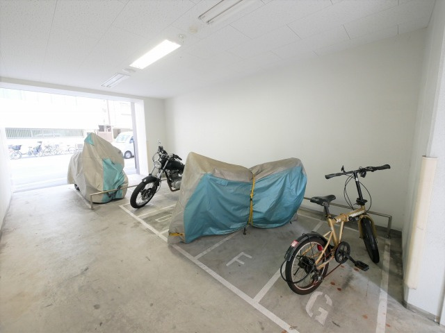 プレサンス難波ヴィータの駐車場