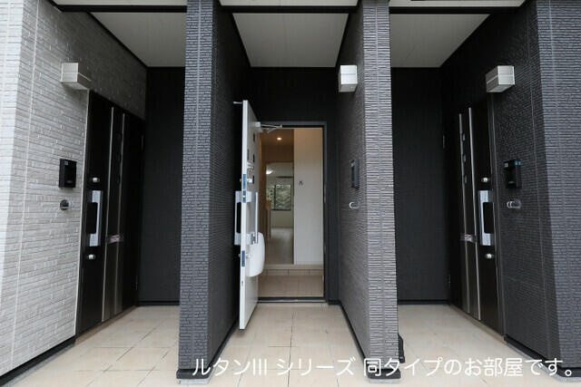 川崎市多摩区長沢４丁目のアパートの玄関