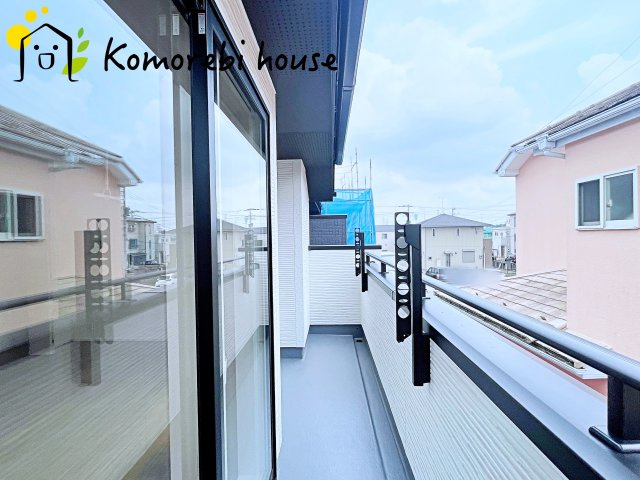 上尾市上　13期　新築一戸建て　ブルーミングガーデン　01のバルコニー|開放的で明るい空間を演出してくれるバルコニーです