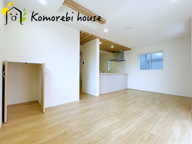 上尾市上　13期　新築一戸建て　ブルーミングガーデン　01の居間・リビング|ゆったり過ごせる居間です