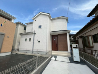 【外観】 | 龍ケ崎市姫宮町01期　新築戸建 | 現地外観写真。落ち着いた街並みに調和した外観で第一印象も良好です。周辺は静かな住環境となっており、日当たりや通風も良好で快適にお住まいいただけます。
