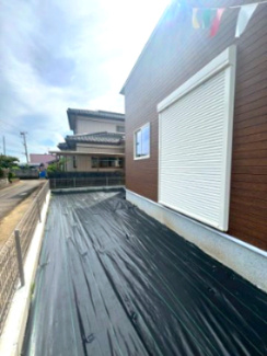 【庭】 | 龍ケ崎市姫宮町01期　新築戸建 | ゆとりのある庭スペースがあり、ガーデニングや家庭菜園などもお楽しみいただけます。お子様の遊び場としても活用できる魅力的な空間です。
