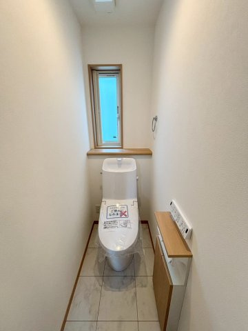 西野４条７丁目　新築戸建のトイレ|窓付き、清潔感のあるトイレ