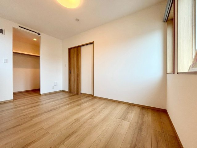 西野４条７丁目　新築戸建の洋室|大容量のウォークインクローゼットを備えた洋室。衣類や季節物もすっきり収納できます。