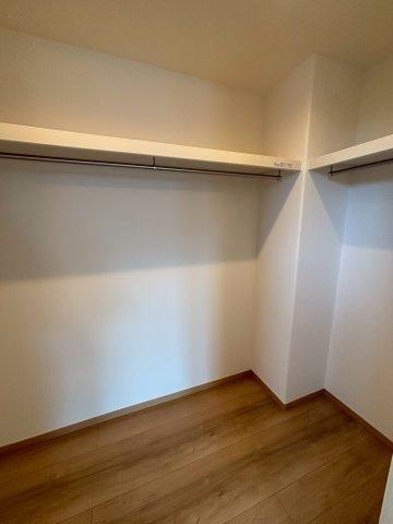 西野４条７丁目　新築戸建の収納|ウォークインクローゼットの写真。衣類はもちろん、スーツケースや季節家電なども収納しやすい設計