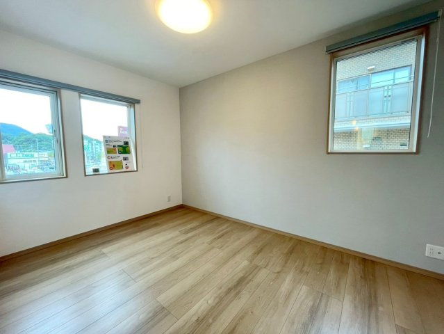 西野４条７丁目　新築戸建の洋室|2面採光を採用し、たっぷりの陽光が差し込む明るい洋室。