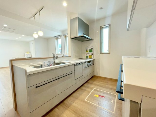 西野４条７丁目　新築戸建のキッチン|白を基調とした清潔感あふれる対面キッチン。窓からは自然光が差し込み、換気もしやすく、気持ちよくお料理を楽しめます。ご夫婦やお子様と一緒に料理をしても十分な広さです。