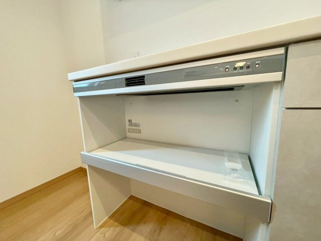 西野４条７丁目　新築戸建のキッチン|収納豊富なカップボードを標準装備。炊飯器や電子レンジなどの家電もすっきり配置できます