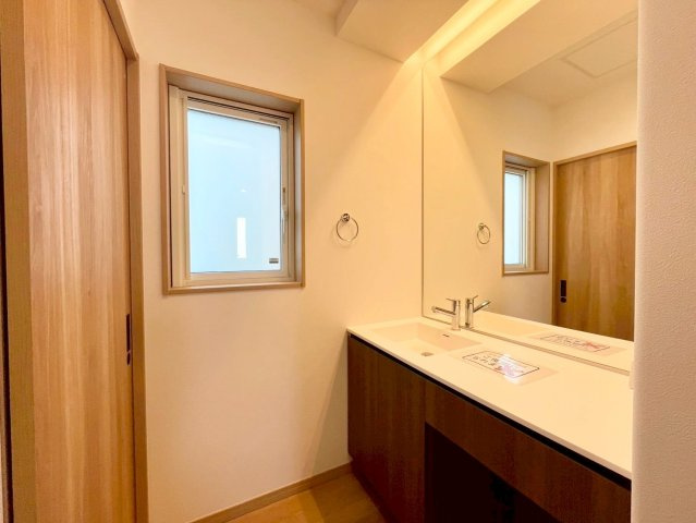 西野４条７丁目　新築戸建の独立洗面台|大きな一面鏡を採用した洗面化粧台。ワイドなカウンターで、朝の身支度やお化粧もゆったり行えます
