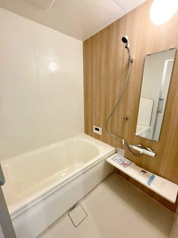西野４条７丁目　新築戸建の浴室|一坪タイプのゆったりとした浴室。木目のアクセントパネルが落ち着いた雰囲気を演出。日々の疲れを癒せます。お手入れのしやすさにも配慮されています