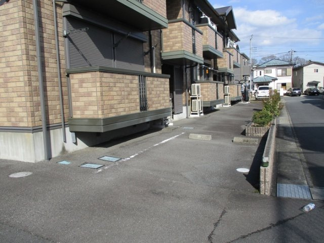 花花弐番館の駐車場