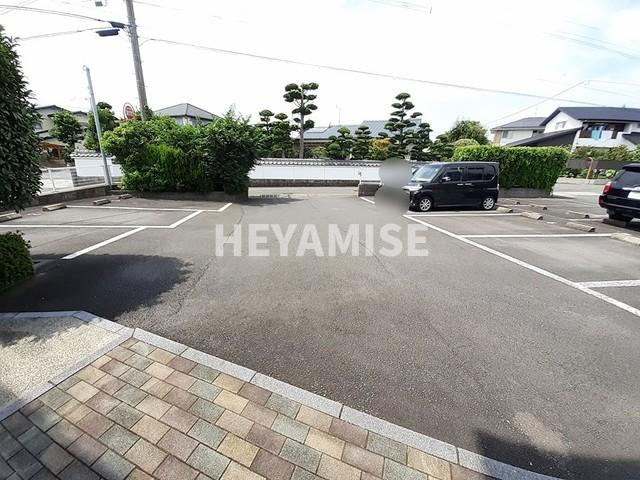 リバティの駐車場