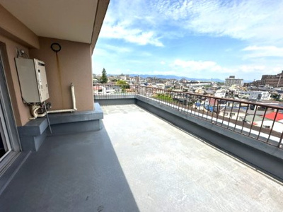 【バルコニー】 | セントラル朝日が丘 | 北東側に広がるルーフバルコニー！広さもたっぷりあるので、お子様と遊んだり、椅子を置いてカフェタイムを楽しんだりするのもいいですね。