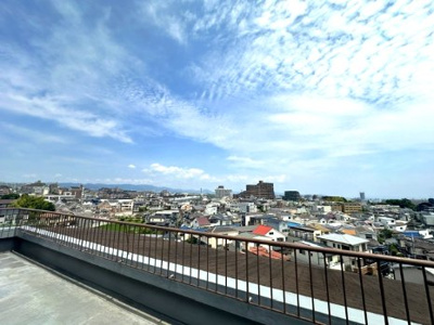 【展望】 | セントラル朝日が丘 | バルコニーの先には伸びやかな景色が広がり、室内からもその開放感を感じることができます。