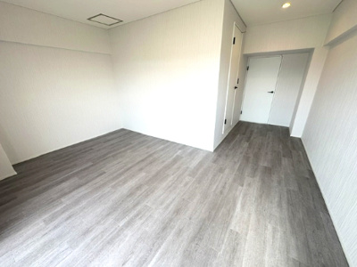 【寝室】 | セントラル朝日が丘 | 10.5帖の洋室！ご夫婦二人のベッドを配置しても十分な広さが確保されており、主寝室にオススメです。