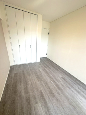 【洋室】 | セントラル朝日が丘 | 5.2帖の洋室！全居室収納付き。居室空間をより広く隅々までお使いいただけますね。