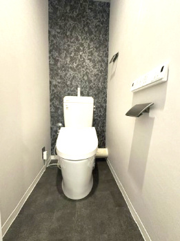 【トイレ】 | セントラル朝日が丘 | 温水洗浄便座付のトイレで、冬の寒い時期でも快適！汚れた時にはサッと拭けて衛生的です。