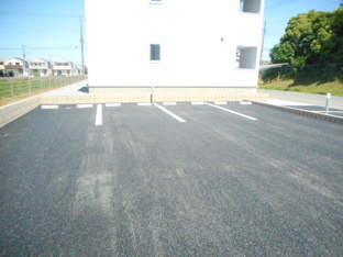 車をお持ちの方に嬉しい駐車場付きの物件です