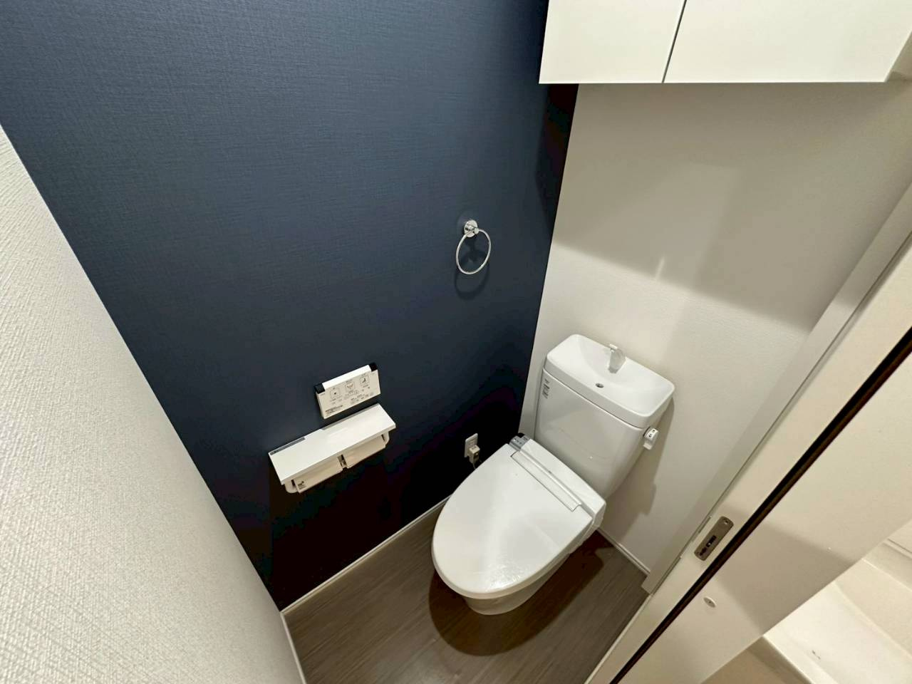 落ち着いた色調のトイレです