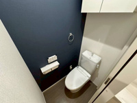 落ち着いた色調のトイレです