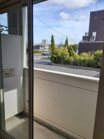 開放的で明るい空間を演出してくれるバルコニーです